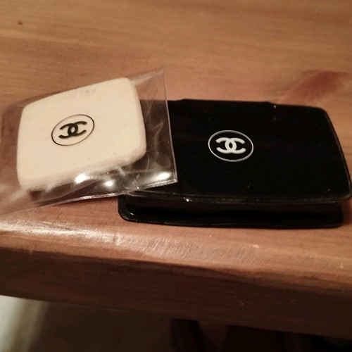 Chanel compact powder with sponge like new
