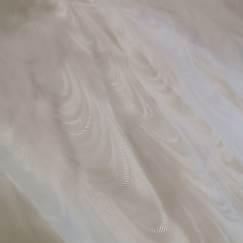 White curtain heavy quality 560 x 227 cm with pleats and embroidered design like new