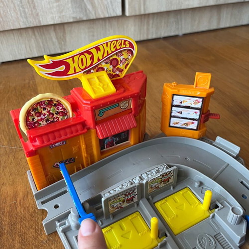 Hot Wheels pizza track like new with pizza launcher lever