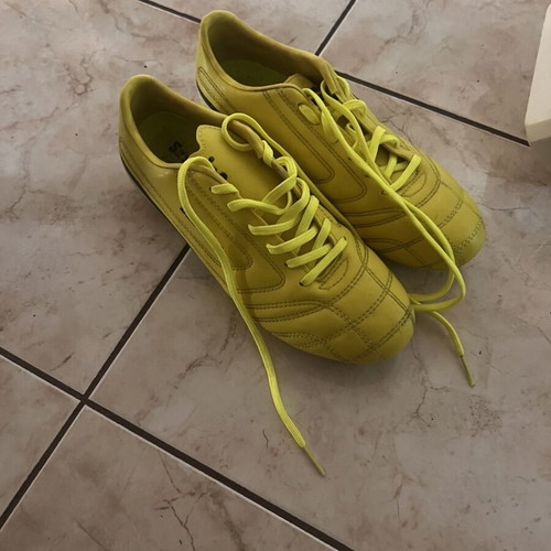 Children's football shoes like new, size 37, yellow