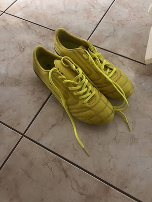 Children's football shoes like new, size 37, yellow