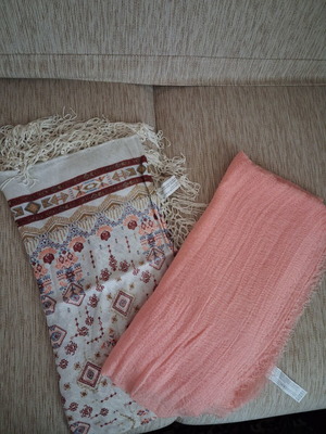 Pack of two scarves like new