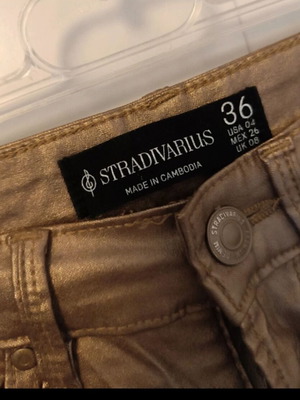 Skinny παντελόνι κερωμένο δερματίνι πεντατσεπο Stradivarius σαν καινούργιο, χρυσαφί