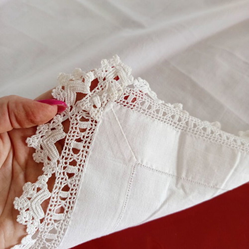 Handmade white tablecloth with crocheted lace, used, 209 x 164 cm
