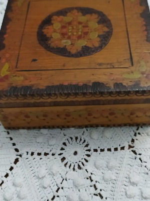 Ξύλινο κουτί μεταχειρισμένο με πυρογραφία vintage 14x14 εκ.