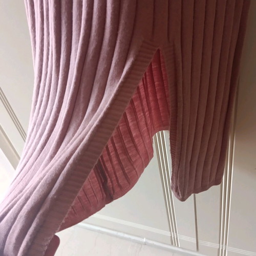 Long pink dress like new with discreet side slit and fitted silhouette