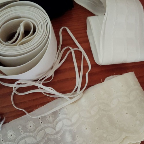 Elastic bands and lace like new, curtain tape with pockets