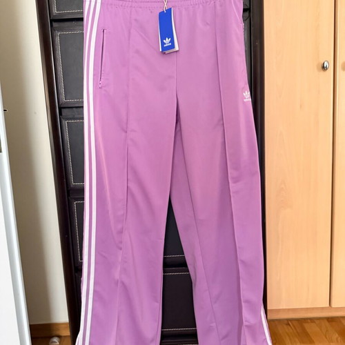 Adidas tracksuit like new in beautiful color, size M
