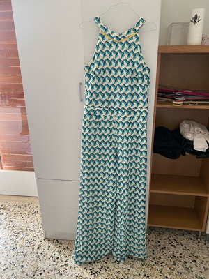 Ολοσωμη φόρμα άσπρη αμάνικη με φαρδύ πατζάκι και πολύχρωμο σχέδιο σαν καινούργια