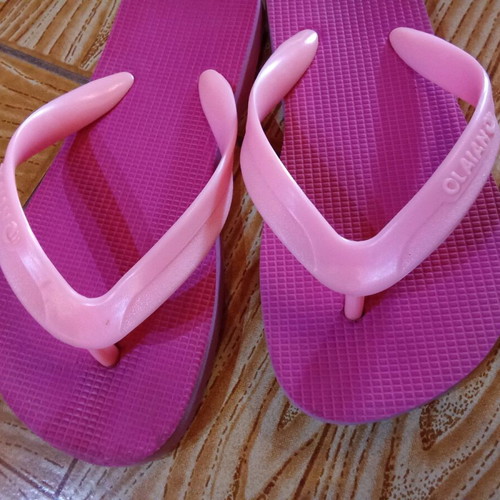 Olaian pink flip flops used size 27-28