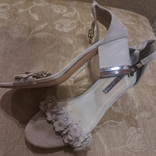 Xti women's sandals size 38 beige like new