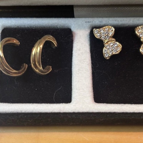 Pierre Cardin earring case like new, 6 pairs