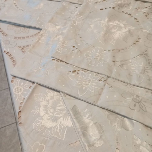 Set of 7 satin tablecloths and napkins cream new