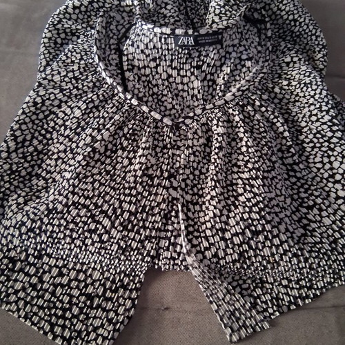 Zara blouse with puff sleeve like new, black and white, size S