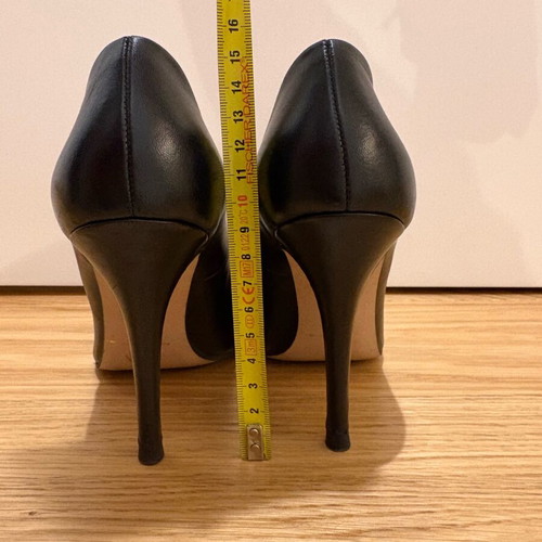 Murtzi black leather pumps like new size 36