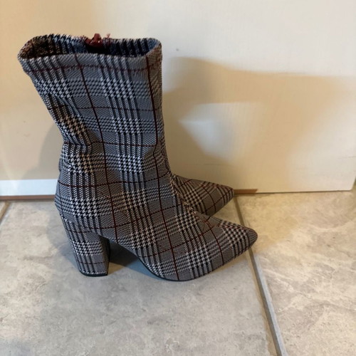 Booties slightly used, comfortable with thick heel, size 37