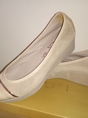 Platform pumps new size 37, beige with gold details