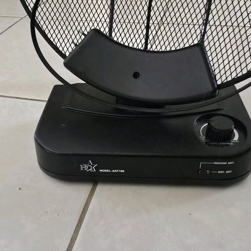 Indoor antenna for TV and radio with 36db amplifier like new