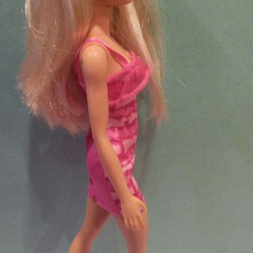 Barbie Fashionista like new, beautiful doll