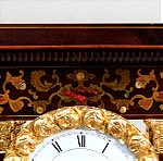  Ρολόι κατασκευασμένο από ξύλο και μπρούντζο επιχρυσωμένο, με ένθετη διακόσμηση, τύπου "Portico".