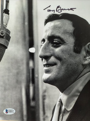 Tony Bennett photograph with handwritten signature like new, 25.5x20 cm