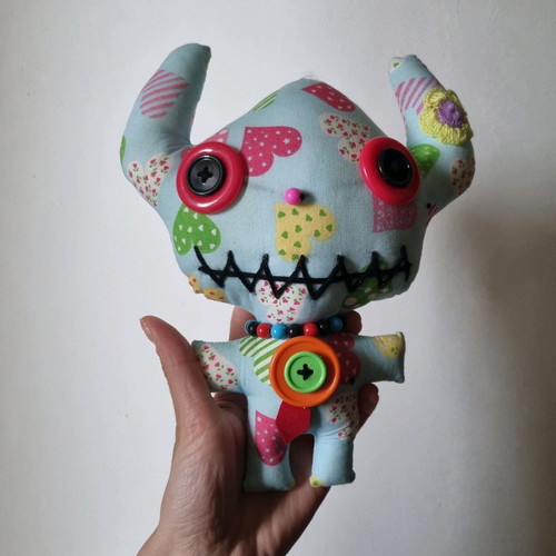 Ugly Doll παιχνίδι σαν καινούργιο, διακοσμητική υφασμάτινη κούκλα με κουμπιά και κολιέ