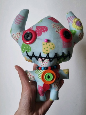 Ugly Doll παιχνίδι σαν καινούργιο, διακοσμητική υφασμάτινη κούκλα με κουμπιά και κολιέ