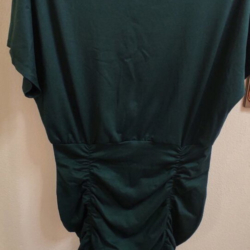 Dress like new with batwing sleeves and ruching green size M