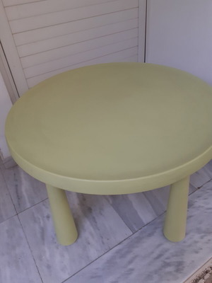Πλαστικό τραπέζι Ikea σαν καινούργιο, διάμετρος 85 εκ., ύψος 49 εκ.