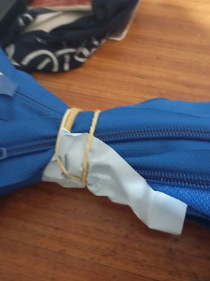 Plastic separating zippers blue royal, 22 pieces, 67 cm new