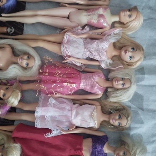 Barbie dolls pack with 9 dolls, 2 bodies, 3 heads and a horse