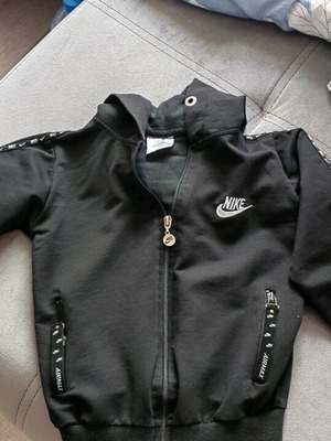 Παιδικό φούτερ Nike μεταχειρισμένο, μέγεθος 116, μαύρο