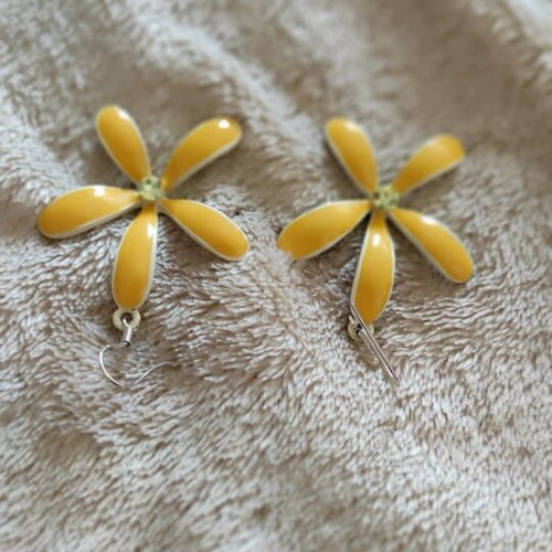 Dangling earrings like new flower-shaped with yellow enamel