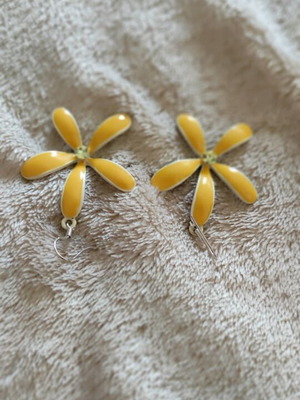 Dangling earrings like new flower-shaped with yellow enamel