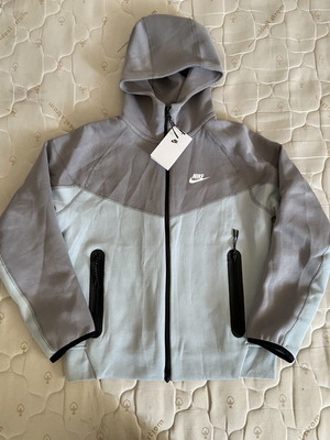 Nike Tech Fleece Jacket, sporty design