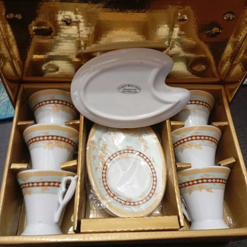 Coffee set new with gold details, 6 cups and 6 saucers