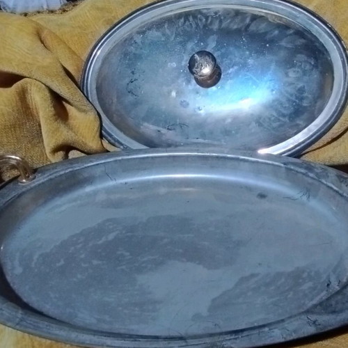 Oval Pyrex base like new with lid and tray