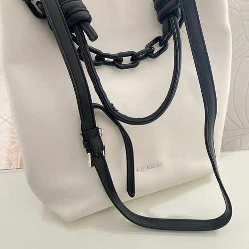 4 Queens white shoulder bag used with black chain