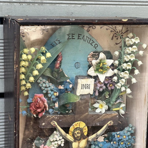 Vintage religious diorama "Εἰς Σὲ Ἐλπίζω" with crucifix in wooden display case used