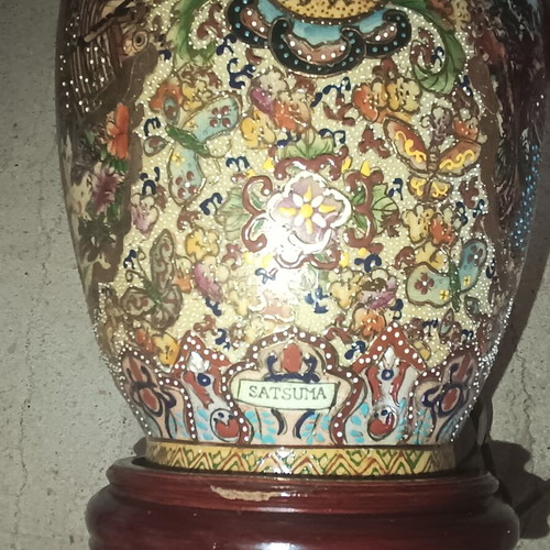 Satsuma table lamp like new without shade