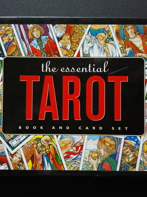 The Essential Tarot card deck by Rosalind Simmons like new book and card set