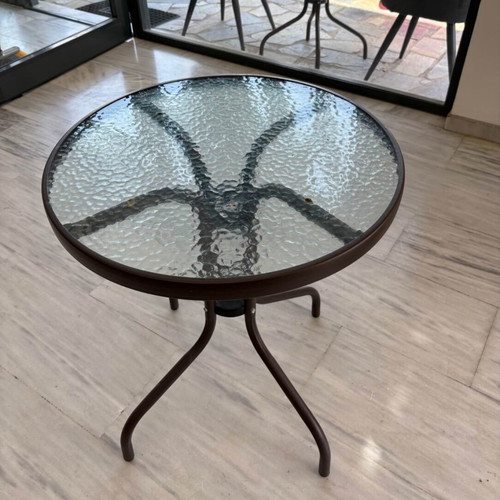 Round garden table like new