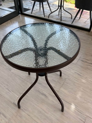 Round garden table like new