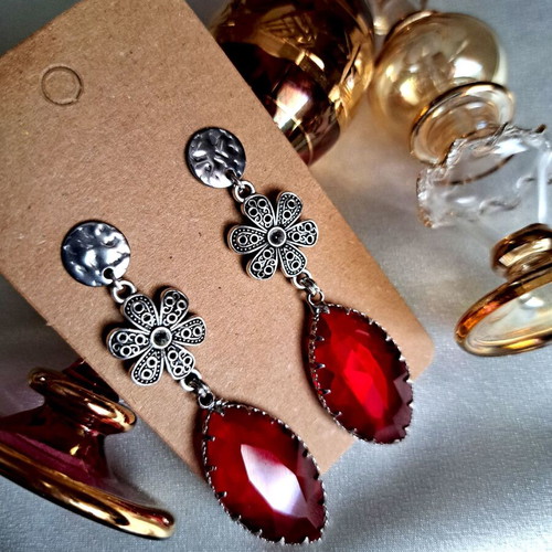 Earrings with red teardrop and silver flower, new