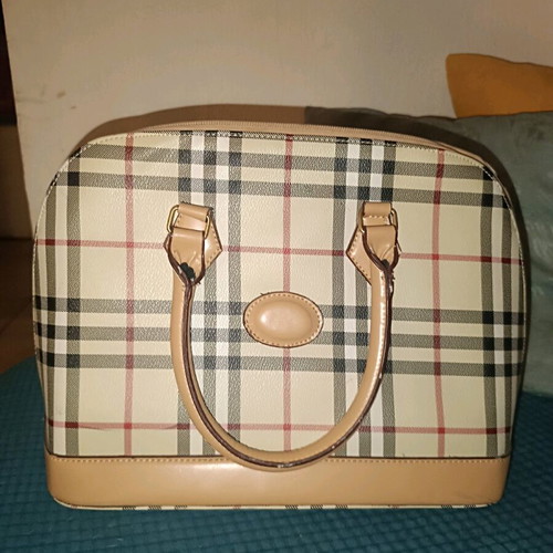 Handheld bag checkered in very good condition