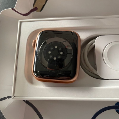 Apple iWatch 6 gold slightly used in excellent condition