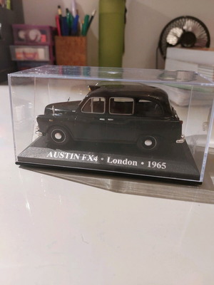 Austin FX4 London 1965 toy car with slightly broken cover