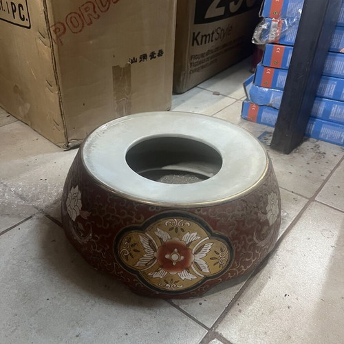 Satsuma vase new with tags, height 850 cm with base and lid