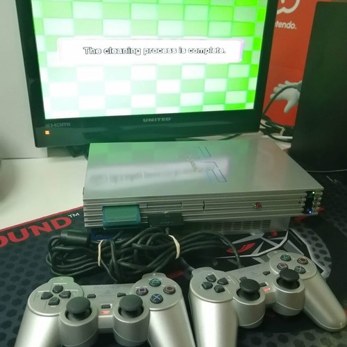 Playstation 2 Fat Silver SCPH-50004 σαν καινούργιο με 2 χειριστήρια και 2 παιχνίδια