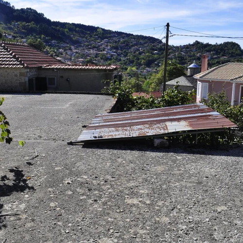 Ακίνητο στα Πράμαντα κοντά στην κεντρική πλατεία με δύο κτίρια